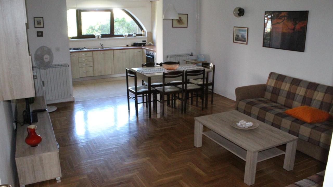 Apartman 100M2, Full Opremljen, Privatni Parking. Pula Exteriér fotografie